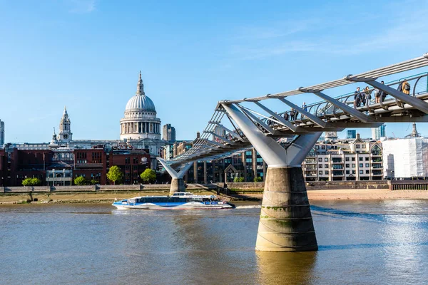 泰晤士河上的伦敦城市景观。阳光灿烂，天空蔚蓝 — 图库照片