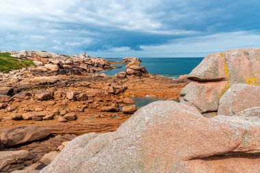 Britanya 'nın Pembe Granit Sahili' nde Rocky deniz manzarası