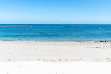 Boş mavi deniz ve kopyalama alanı olan beyaz kumsal arkaplanı