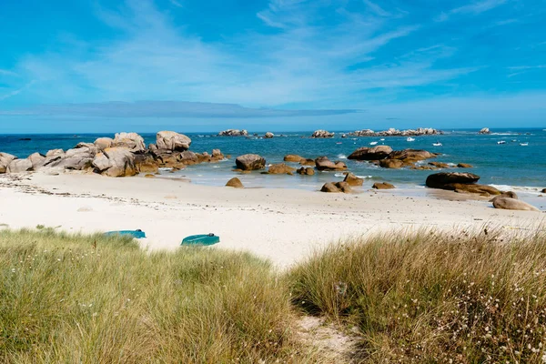 Mar azul vazio e fundo de praia de areia branca com espaço de cópia na Bretanha — Fotografia de Stock