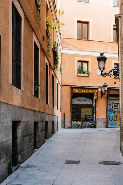 Zicht op lege straat in het centrum van Madrid. — Stockfoto