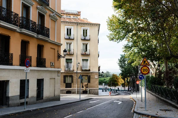 Vista de la calle vacía en el centro histórico de Madrid — Foto de Stock