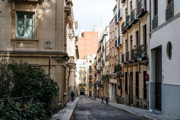 Vista de la calle vacía en el centro histórico de Madrid — Foto de Stock