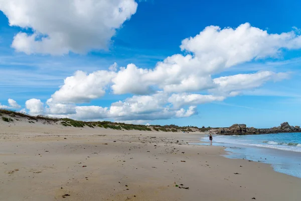 Mar azul vazio e fundo de praia de areia branca com espaço de cópia na Bretanha — Fotografia de Stock