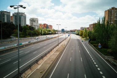 COVID-19 salgını ve karantina sırasında Madrid 'deki boş M30 Otoyolu