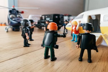 Sahnedeki oyun figürleri bir uçağı çevreleyen polis kuvvetlerini temsil ediyor..
