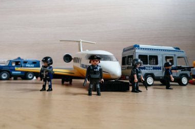Sahnedeki oyun figürleri bir uçağı çevreleyen polis kuvvetlerini temsil ediyor..