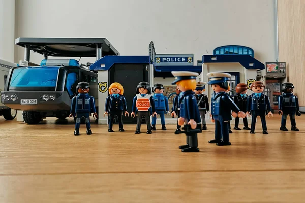 Karakoldaki polisleri temsil eden oyun figürleri. Güvenlik kavramı