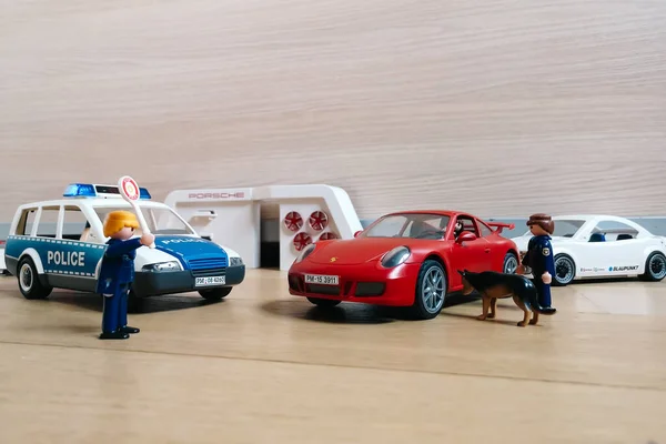 Playmobil figurák a helyszínen, rendőröket ábrázolva, akik megállítják az autót a forgalomirányításban. — Stock Fotó