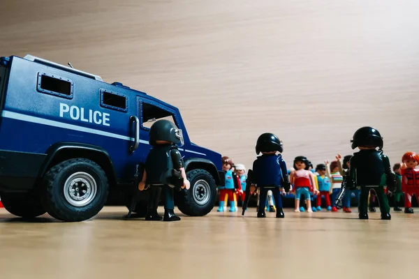 Figuras de Playmobil en escena que representan a la policía antidisturbios de pie contra los manifestantes —  Fotos de Stock