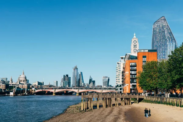 テムズ川のロンドンの街の風景。青空と晴れた日 — ストック写真