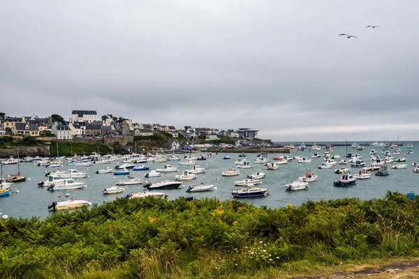 Vista panorâmica da baía de Le Conquet com barcos ancorados em um dia nublado de verão — Fotografia de Stock