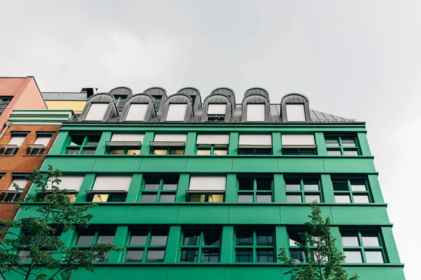 Színes lakóépületek a berlini Schutzenstrasse negyedben — Stock Fotó