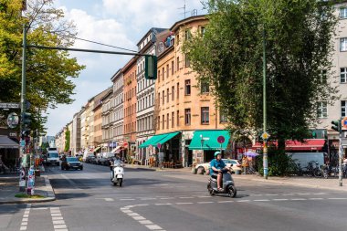 Berlin 'de Kreuzberg Mahallesi' nde motosikletli sokak manzarası