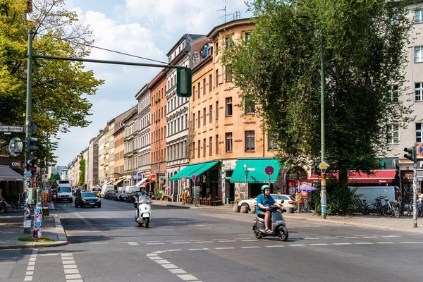 Escena callejera con motocicletas en la carretera en el barrio de Kreuzberg en Berlín —  Fotos de Stock