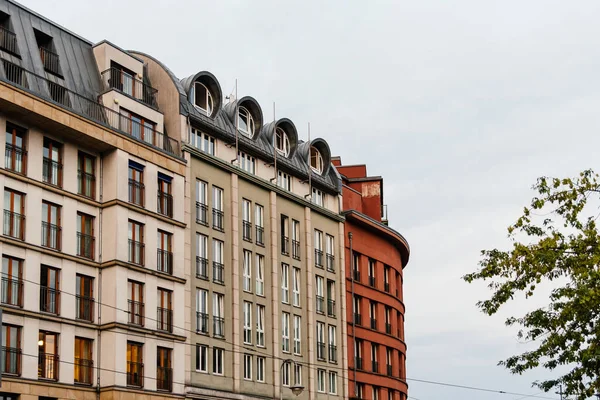 Vista en ángulo bajo de antiguos edificios residenciales en Berlin Mitte — Foto de Stock