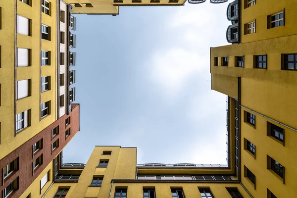 Patio de los coloridos edificios residenciales en Quartier Schutzenstrasse en Berlín — Foto de Stock
