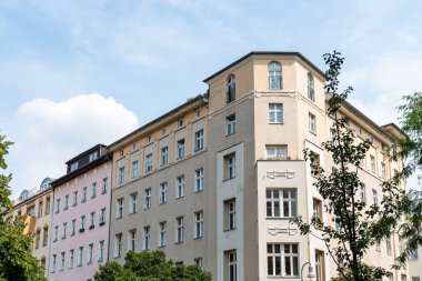 Berlin Mitte 'deki eski binaların alçak açılı görüntüsü