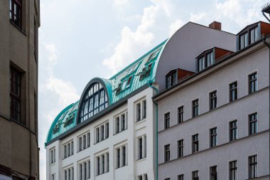 Berlin Mitte 'deki eski binaların alçak açılı görüntüsü