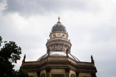 Berlin Mitte 'deki Deutscher Dom' da jandarma üzerine şiddetli yağmur yağdı