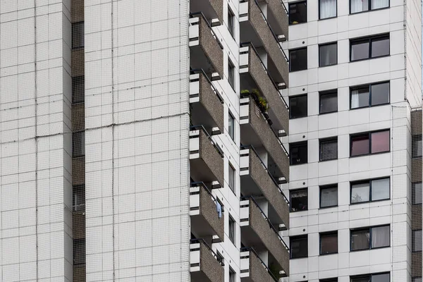 Volledig frame patroon van ramen in residentieel gebouw. Abstracte achtergrond — Stockfoto