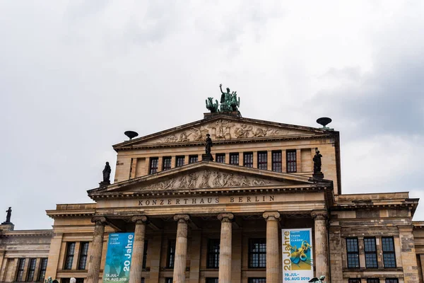 Kilátás Koncertterem Berlin a Gendarmenmarkt téren — Stock Fotó