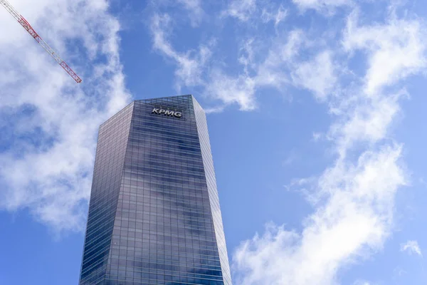 Madrid şehrindeki ofis binasının alçak açılı görüntüsü mavi gökyüzüne karşı — Stok fotoğraf