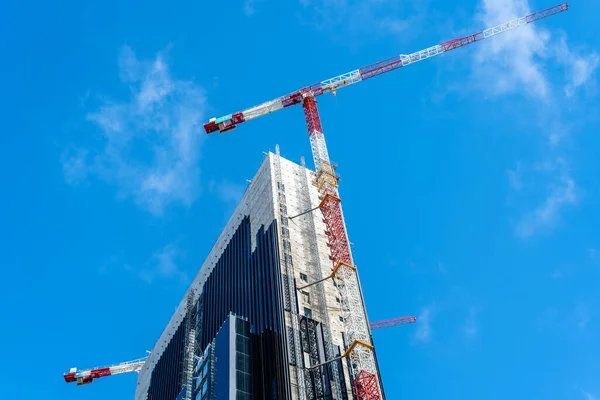 Low angle view of office building under construction in the city of Madrid — Stock Photo, Image