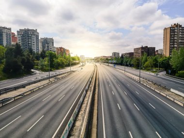 COVID-19 salgını ve karantina sırasında Madrid 'deki boş M30 Otoyolu