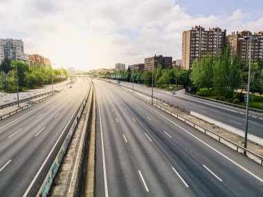 COVID-19 salgını ve karantina sırasında Madrid 'deki boş M30 Otoyolu