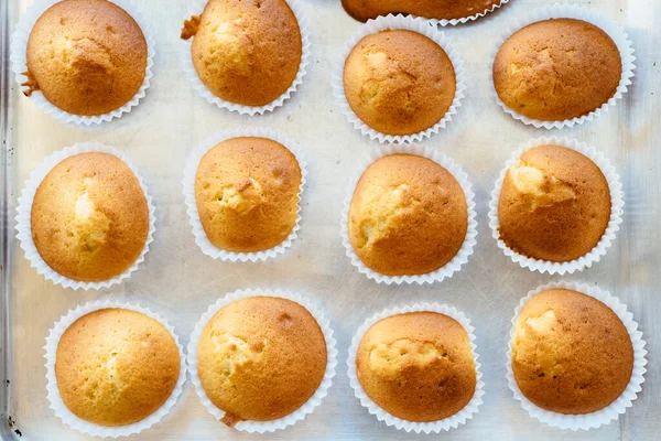 Hemmagjorda muffins på ugnsbrickan. Ovanifrån — Stockfoto