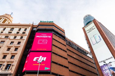 Orta Madrid 'deki Callao Meydanı' ndaki büyük mağazaların düşük açılı görüntüsü