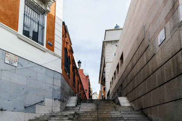 Veduta di strada vuota nel centro storico di Madrid — Foto Stock