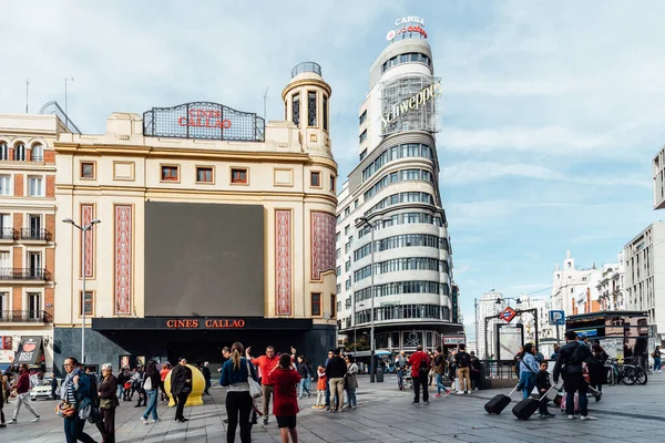 Personas en la Plaza del Callao en el centro de Madrid —  Fotos de Stock