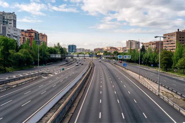 Rodovia M30 vazia em Madrid durante o surto de pandemia de COVID-19 e quarentena — Fotografia de Stock