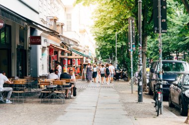 Berlin Mitte 'deki Scheunviertel mahallesinde sokak manzarası