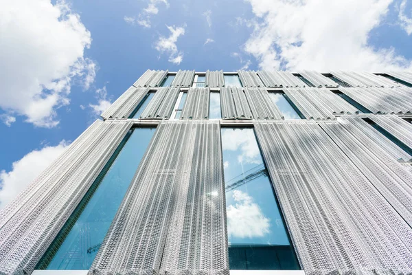 Modernes Bürogebäude mit vorgehängter Fassade und Edelstahlgittern — Stockfoto