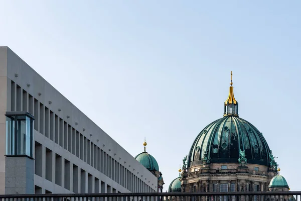 Alacsony szög kilátás nyílik a kupola Berlin katedrális a Spree folyó — Stock Fotó