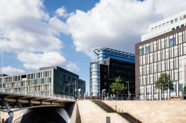 Berlin 'de Spree Nehri' nin nehir kenarındaki modern ofis binaları