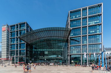 Berlin 'deki merkez tren istasyonu. Berlin - Hauptbahnhof