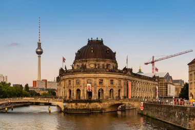 Berlin 'deki Spree Nehri ve Müze Adası manzarası