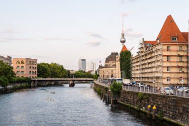 Berlin 'deki Spree nehrinin manzarası