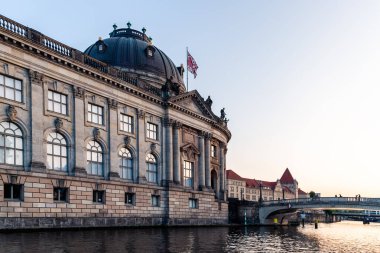 Berlin 'deki Spree Nehri ve Müze Adası manzarası