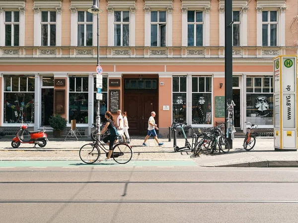 Berlin Mitte 'deki Scheunviertel mahallesinde bisikletçiyle sokak sahnesi