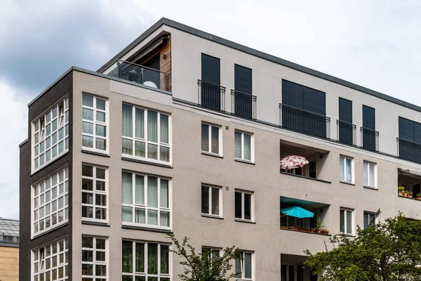 Wohnhaus in Berlin Mitte vor wolkenverhangenem Himmel — Stockfoto