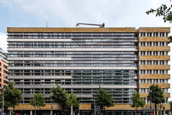 Modernes Bürogebäude mit Glas- und Steinfassade in Berlin — Stockfoto