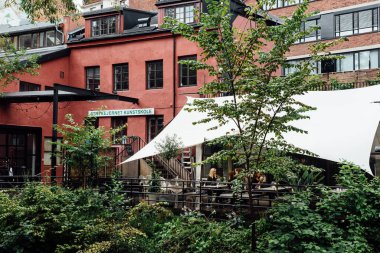 Grunerlokka 'daki Ingens Gate bölgesinde bir kafe, Oslo' nun modaya uygun bir hippi bölgesi.