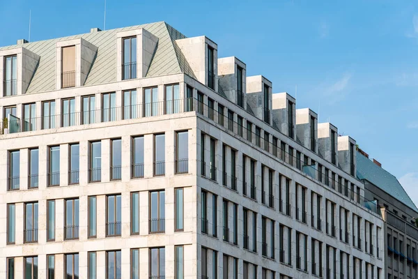 Luxurious office building with stone facade next to Brandenburg Gate in Berlin — Stock Photo, Image