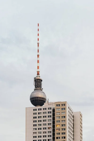 Wieża telewizyjna przeciwko błękitnemu niebu z chmurami w Berlinie — Zdjęcie stockowe