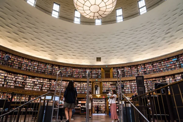 Innenansicht der von Asplund entworfenen Stockholmer öffentlichen Bibliothek — Stockfoto